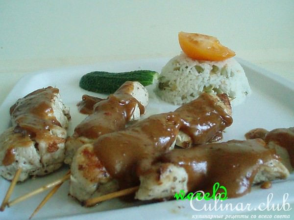 Sate - индонезийский шашлычок с одноименным соусом при нем