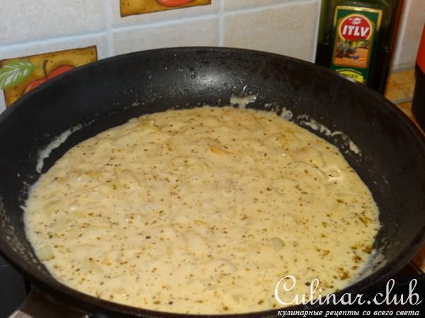 Курица с копченым ароматом и молодым шпинатом под соусом Бешамель 