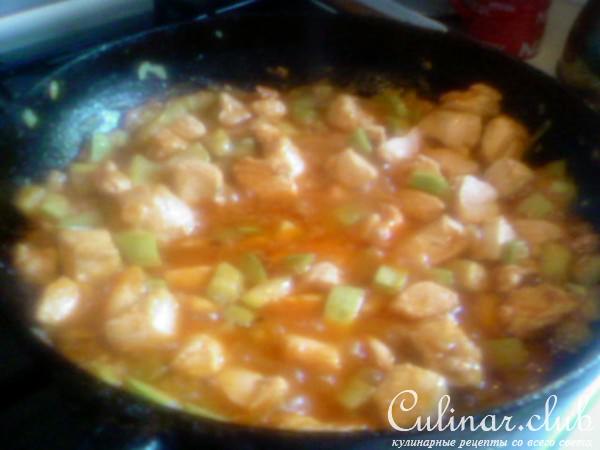 Пряная хмельная куриная грудка и кабачок.