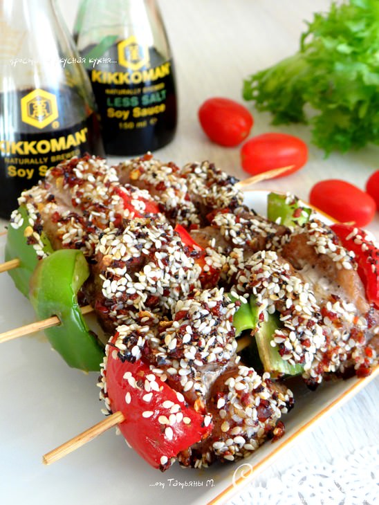 Мясная закуска на шпажках с кунжутом