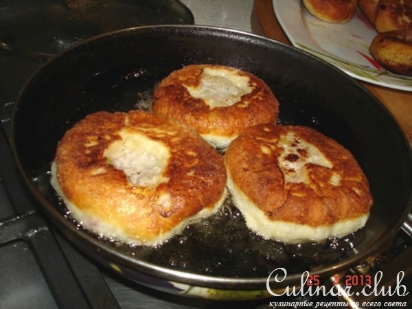 Беляши с брусничным соусом.