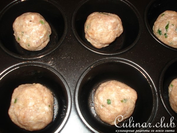 Мясные шарики в чашечках из теста