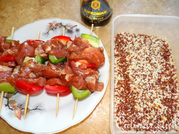 Мясная закуска на шпажках с кунжутом