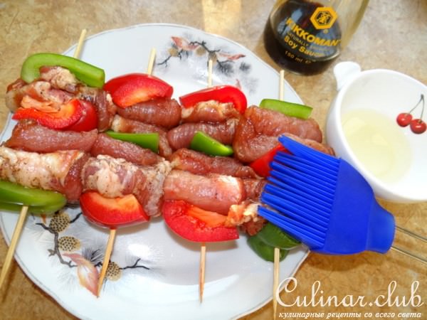 Мясная закуска на шпажках с кунжутом