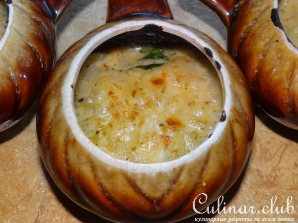Курица с копченым ароматом и молодым шпинатом под соусом Бешамель 