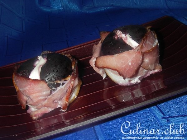 Сливы с сыром и копченой грудинкой