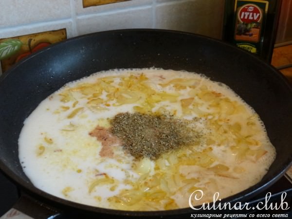 Курица с копченым ароматом и молодым шпинатом под соусом Бешамель 