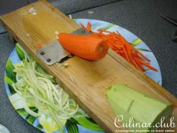 Куриное суфле с овощным спагетти