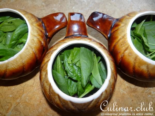 Курица с копченым ароматом и молодым шпинатом под соусом Бешамель 