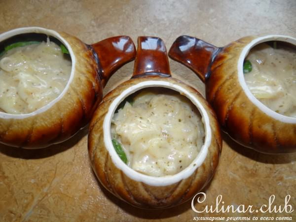 Курица с копченым ароматом и молодым шпинатом под соусом Бешамель 