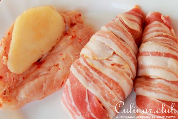 Куриные рулетики с грушей в беконе