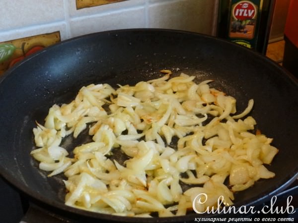 Курица с копченым ароматом и молодым шпинатом под соусом Бешамель 