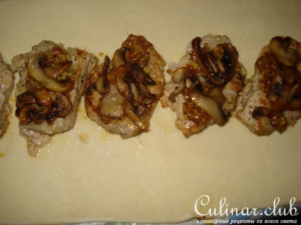Мясо в слоеном тесте 