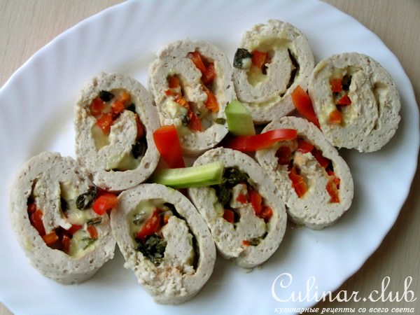 Рулет из индейки с мятным сыром и красным перцем