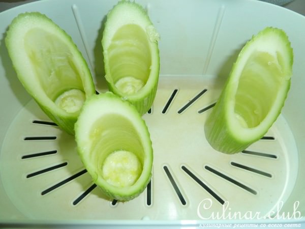 Кабачки, фаршированные овощным соте