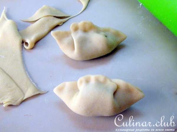 Закусочные пирожки с картошкой и грибами из пельменного теста.