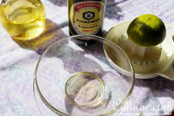 Запеченные шампиньоны с картофелем с острым соусом.