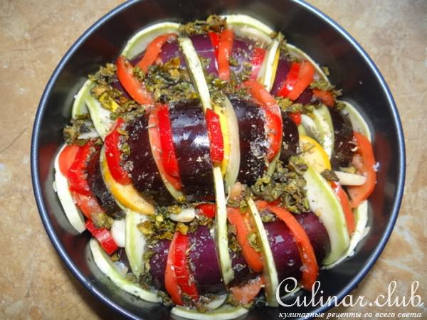 Гарнир из запеченных баклажан с овощами и яблоком 