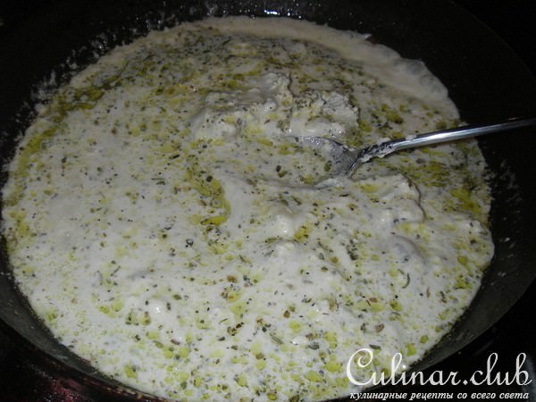 Цуккини под соусом из голубого сыра и запеченого перца