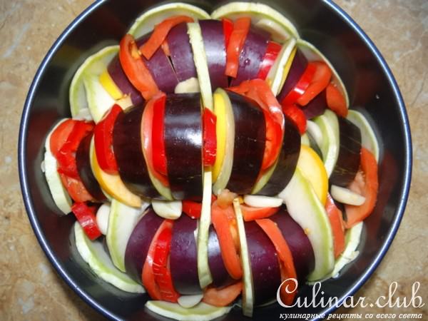Гарнир из запеченных баклажан с овощами и яблоком 
