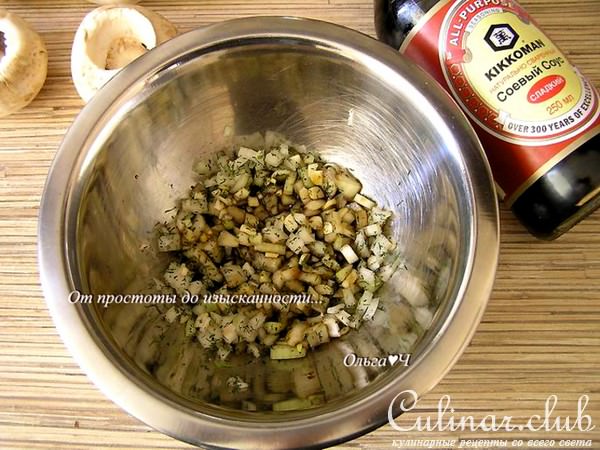 Печеные шампиньоны с луком и соевым соусом