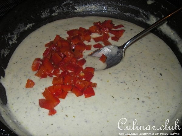 Цуккини под соусом из голубого сыра и запеченого перца