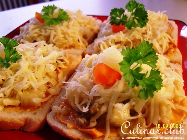 Тосты с грибами, ананасом и сыром