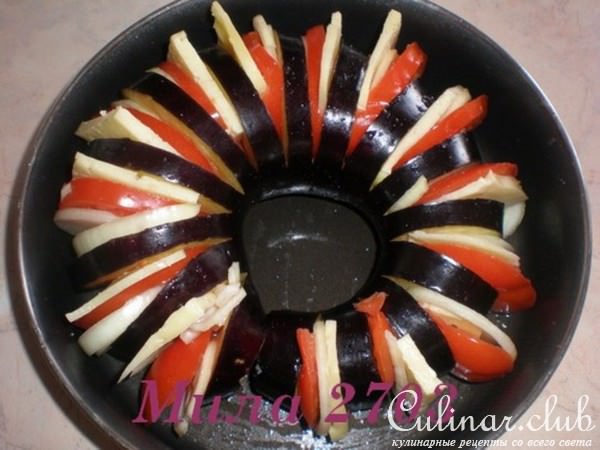 Баклажан запеченный с овощами и сыром