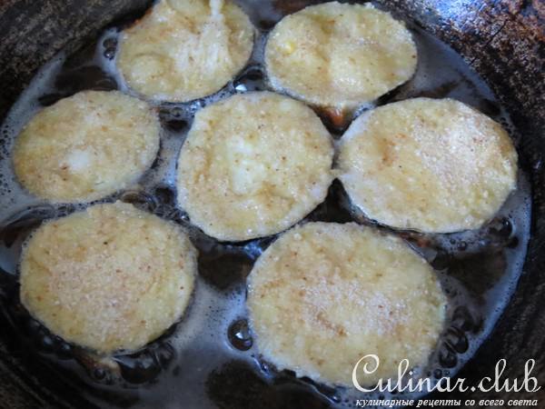 Башенки из баклажана с сыром и томатным соусом 