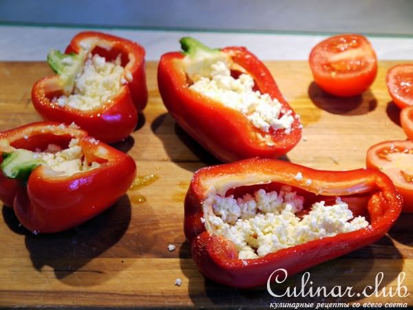 Запеченная паприка с брынзой и помидорами
