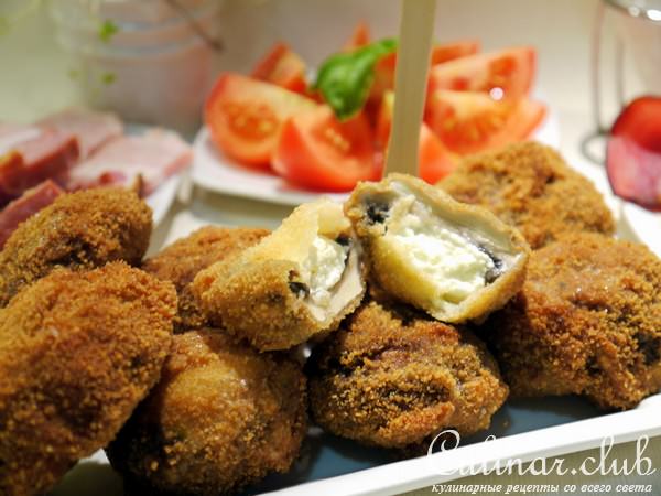 Шампиньоны фаршированные творожным сыром во фритюте