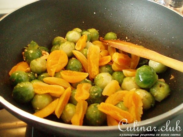 Брюссельская капуста с орехами и абрикосами для тех, кто её не любит