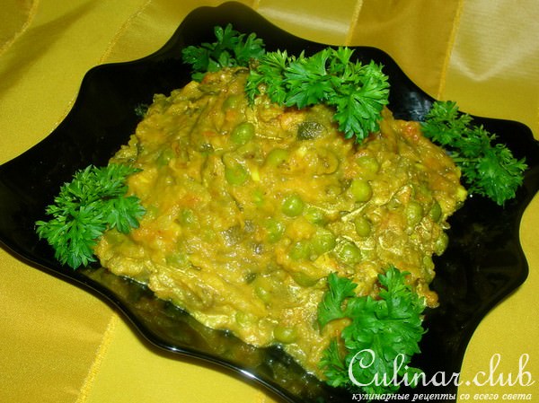 Баклажанная закуска с зеленым горошком и кинзой в йогуртовой заправке