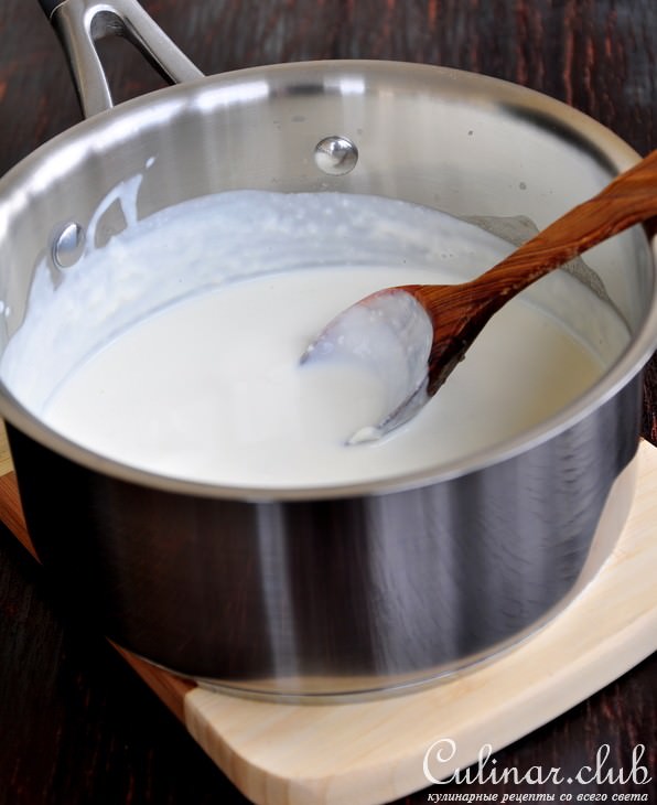 Горячая закуска из грибов с сырным соусом