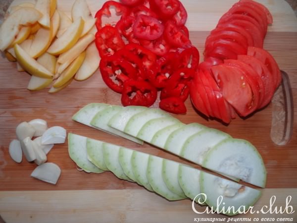 Гарнир из запеченных баклажан с овощами и яблоком 