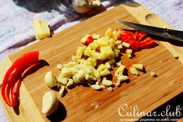 Запеченные шампиньоны с картофелем с острым соусом.