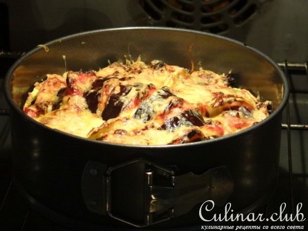 Гарнир из запеченных баклажан с овощами и яблоком 