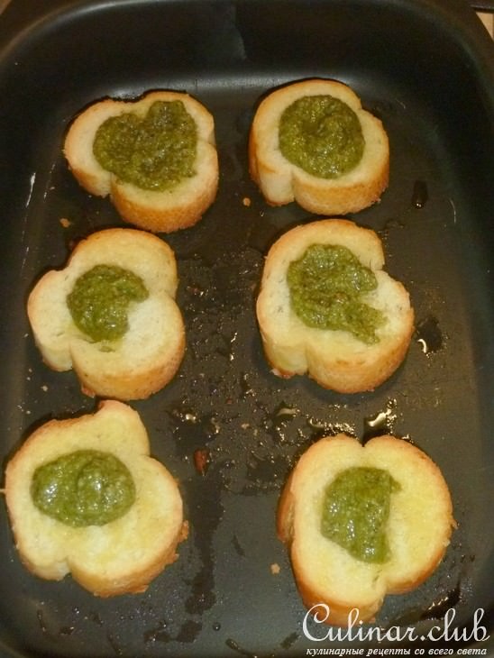 Закусочный "МиниНаполеон" из овощей с моцареллой и соусом песто