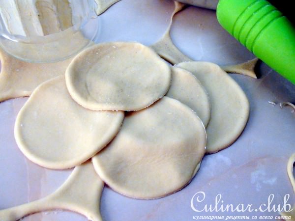 Закусочные пирожки с картошкой и грибами из пельменного теста.