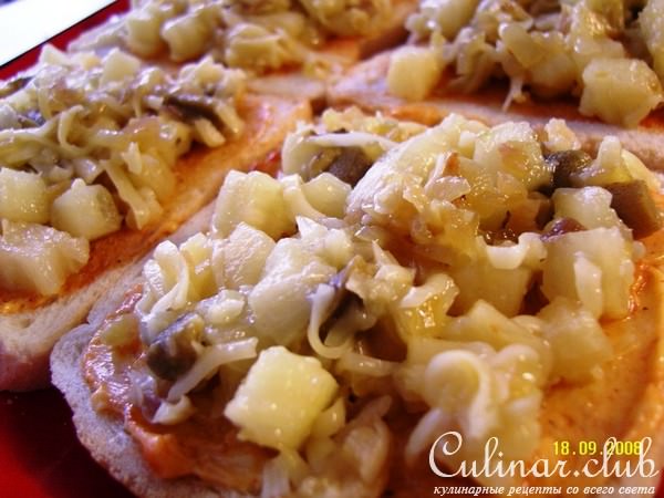 Тосты с грибами, ананасом и сыром