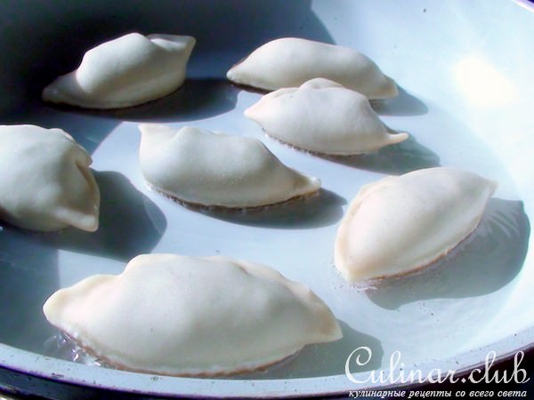 Закусочные пирожки с картошкой и грибами из пельменного теста.
