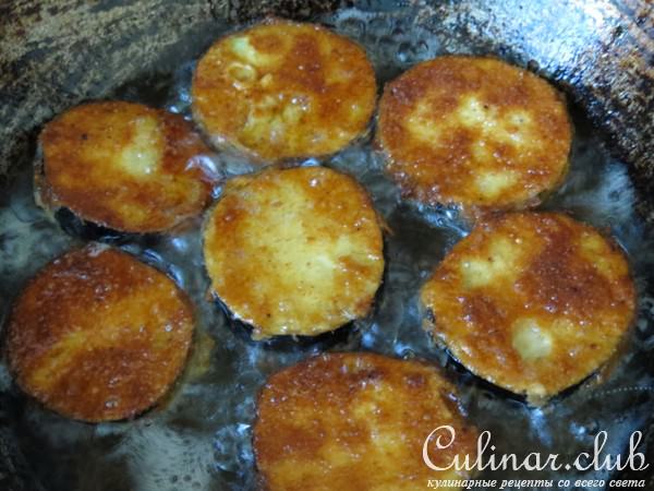 Башенки из баклажана с сыром и томатным соусом 