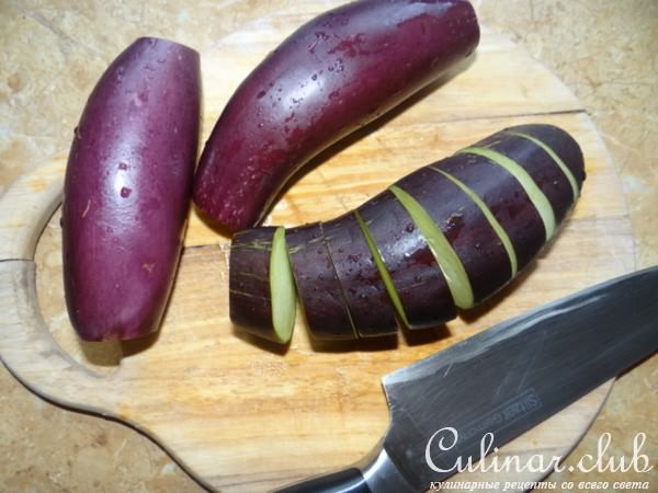 Гарнир из запеченных баклажан с овощами и яблоком 
