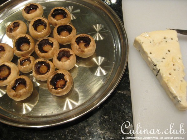 Funghi ripieni al gorgonzola грибы, начиненные сыром "горгонзола"