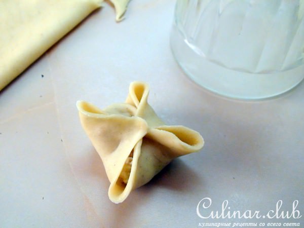 Закусочные пирожки с картошкой и грибами из пельменного теста.