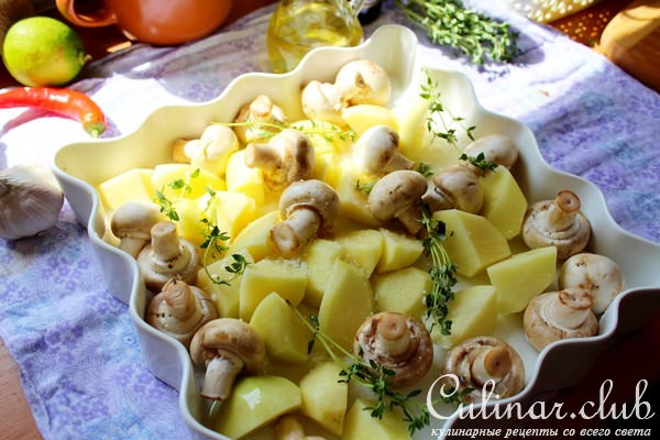 Запеченные шампиньоны с картофелем с острым соусом.