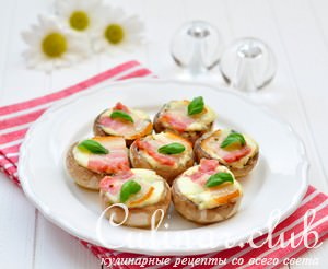 Грибы запеченные с горгонзолой, моцареллой и сыровяленой панчеттой
