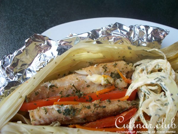 Рыба запечёная в листьях кукурузных початков !!!