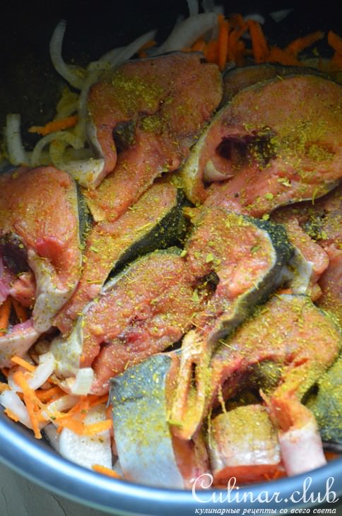 Горбуша с овощами и сметаной