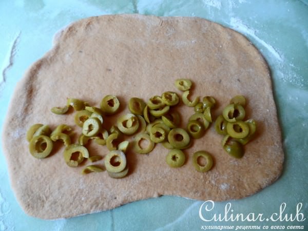 Закусочный хлеб с тунцом,оливками,сыром,на томатном соке Томато Густо.